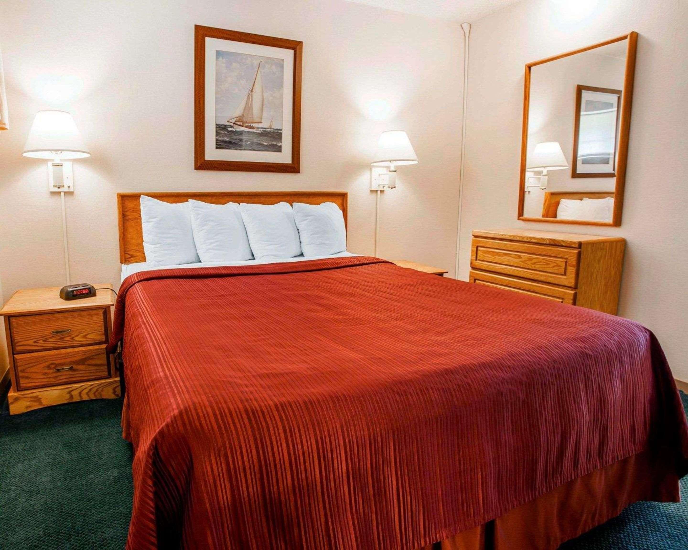 Quality Inn & Suites Bremerton Near Naval Shipyard מראה חיצוני תמונה